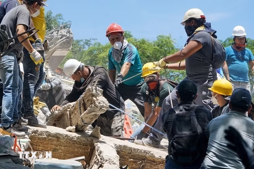 Lực lượng cứu hộ tìm kiếm nạn nhân sau trận động đất tại Cali, Colombia, ngày 11/8/2026. (Ảnh: THX/TTXVN phát)