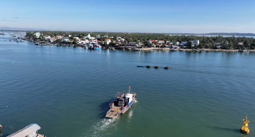 Hằng ngày, bến phà Tam Quang, xã Núi Thành-Tam Hải và bến đò ngang Tam Anh-Tam Hải hoạt động từ 4 giờ sáng đến 10 giờ đêm. (Nguồn: Báo Công an Thành phố Đà Nẵng)