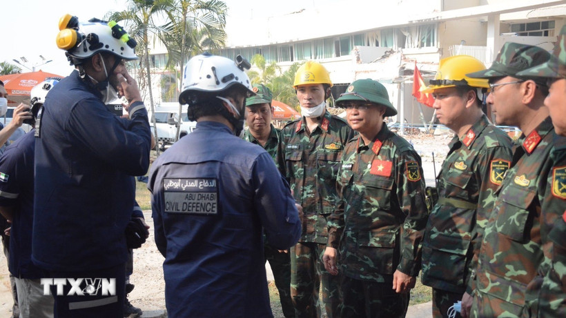 Đoàn Quân đội Nhân dân Việt Nam trao đổi phương án tiếp cận vị trí các nạn nhân với lực lượng cứu hộ UAE. (Ảnh: TTXVN phát)