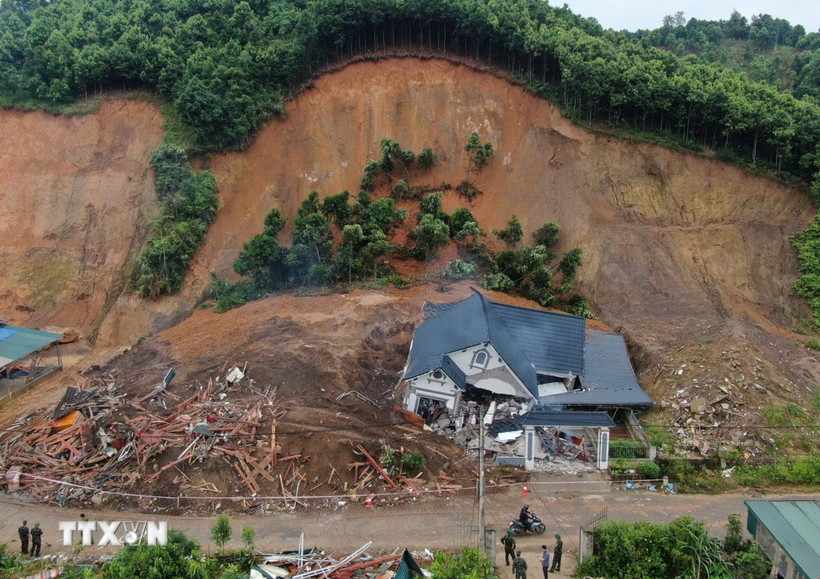 Hiện trường đống đổ nát sau vụ sạt lở đất. (Ảnh: Tuấn Anh/TTXVN)