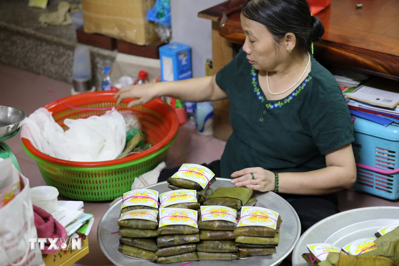 Bánh thành phẩm được dán tem mác. (Ảnh: Đỗ Huyền/TTXVN)