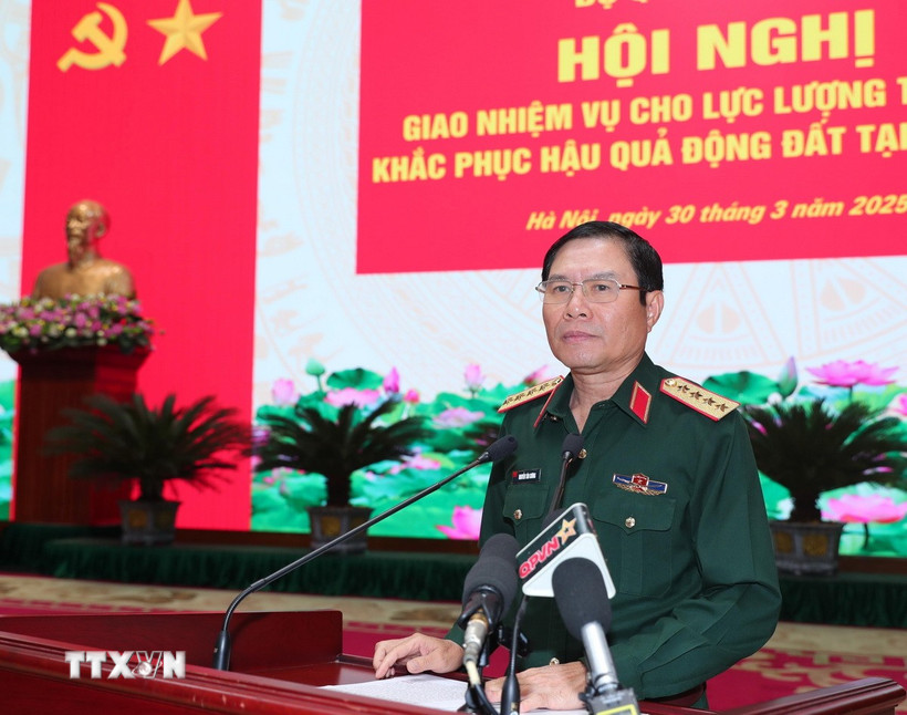 Đại tướng Nguyễn Tân Cương, Tổng Tham mưu trưởng, Thứ trưởng Bộ Quốc phòng phát biểu giao nhiệm vụ cho các sỹ quan, quân nhân trước giờ lên đường sang Myanmar. (Ảnh: Trọng Đức/TTXVN)