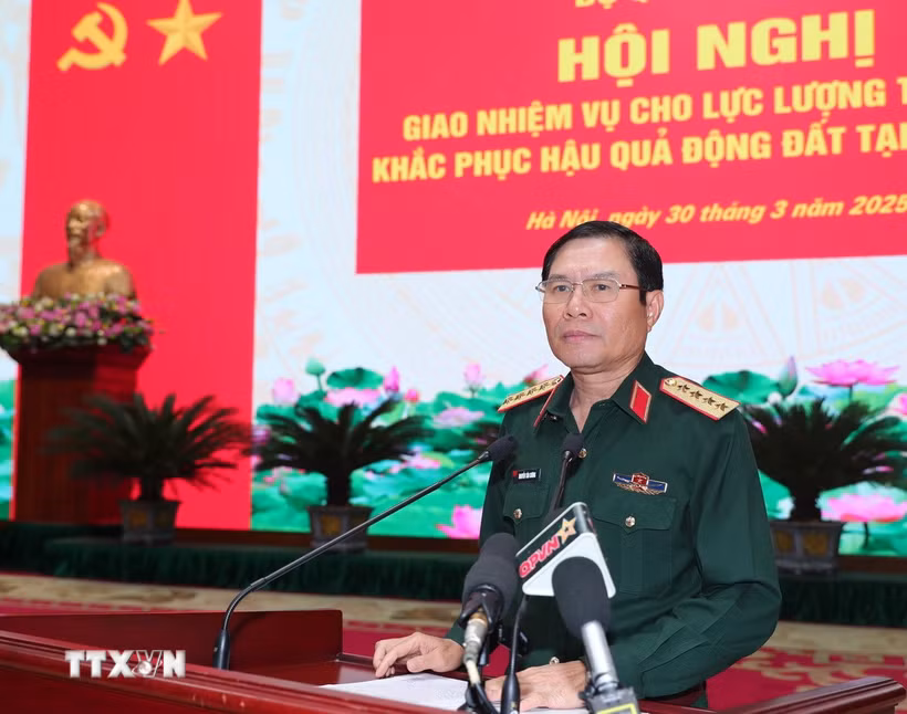 Đại tướng Nguyễn Tân Cương, Tổng Tham mưu trưởng, Thứ trưởng Bộ Quốc phòng phát biểu giao nhiệm vụ cho các sỹ quan, quân nhân trước giờ lên đường sang Myanmar. (Ảnh: Trọng Đức/TTXVN)