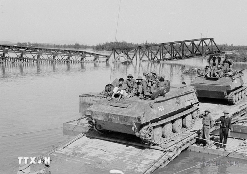 Xe thiết giáp quân Giải phóng trên đường hành quân vào Quy Nhơn (Bình Định). (Ảnh: Vũ Tạo/TTXVN)