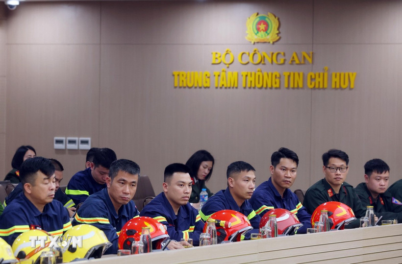 Cán bộ, chiến sỹ cứu hộ cứu nạn Việt Nam thực hiện nhiệm vụ tại Myanmar. (Ảnh: Phạm Kiên/TTXVN)