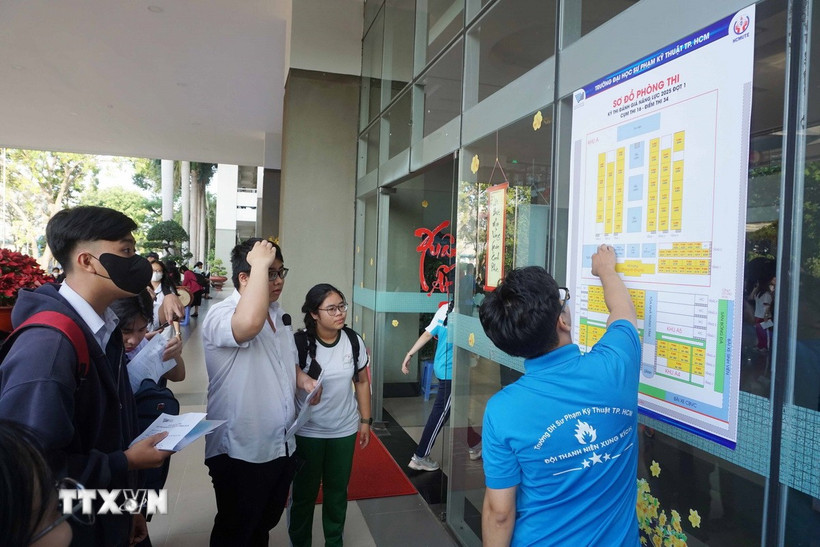 Thí sinh dự thi tại điểm thi Trường Đại học Sư phạm Kỹ thuật Thành phố Hồ Chí Minh. (Ảnh: Thu Hoài/TTXVN)