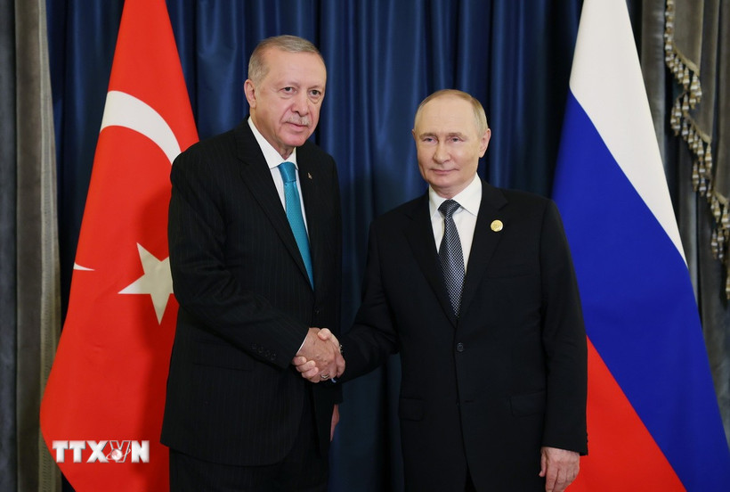 Tổng thống Nga Vladimir Putin và Tổng thống Thổ Nhĩ Kỳ Recep Tayyip Erdogan tại cuộc gặp bên lề Hội nghị Thượng đỉnh SCO ở Thiên Tân, Trung Quốc, ngày 1/9/2025. (Nguồn: Anadolu Agency/TTXVN)