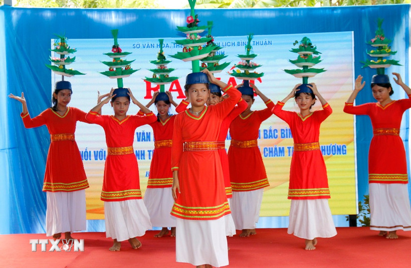 Múa truyền thống của đồng bào Chăm. (Ảnh: Nguyễn Thanh/TTXVN)