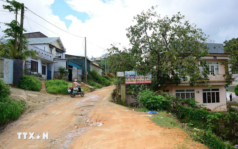 Đoạn thắt cổ chai của tuyến đường vành đai Đà Lạt nối với đường An Tôn (phường Cam Ly-Đà Lạt) do chưa thể giải phóng mặt bằng để thi công. (Ảnh: Nguyễn Dũng/TTXVN)