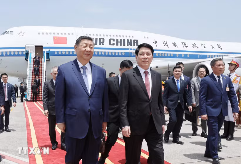 Đồng chí Lương Cường, Ủy viên Bộ Chính trị, Chủ tịch nước Cộng hòa xã hội chủ nghĩa Việt Nam đón Tổng Bí thư, Chủ tịch nước Trung Quốc Tập Cận Bình tại Sân bay quốc tế Nội Bài. (Ảnh: Lâm Khánh/TTXVN)