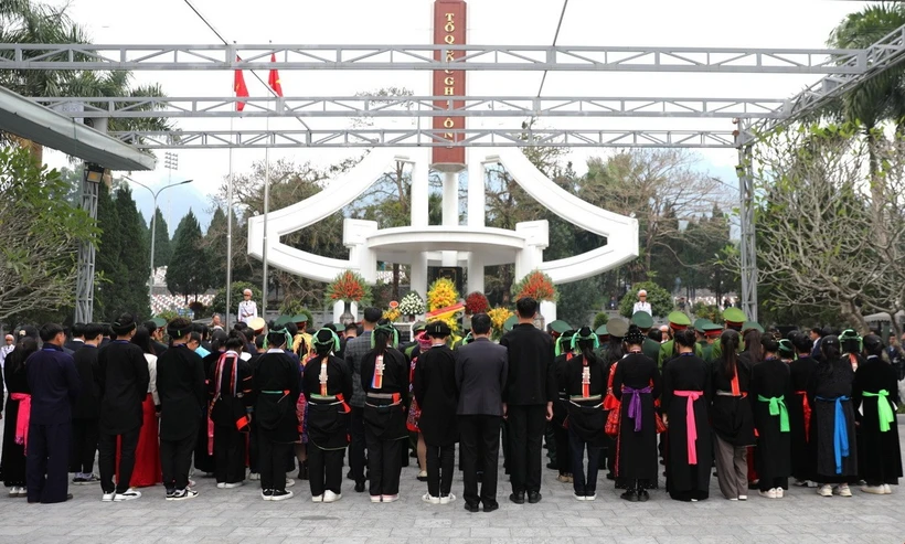 Đông đảo nhân dân đến dâng hoa, dâng hương tưởng nhớ các Anh hùng Liệt sỹ tại Nghĩa trang Liệt sỹ quốc gia Vị Xuyên. (Ảnh: Minh Tâm/TTXVN)