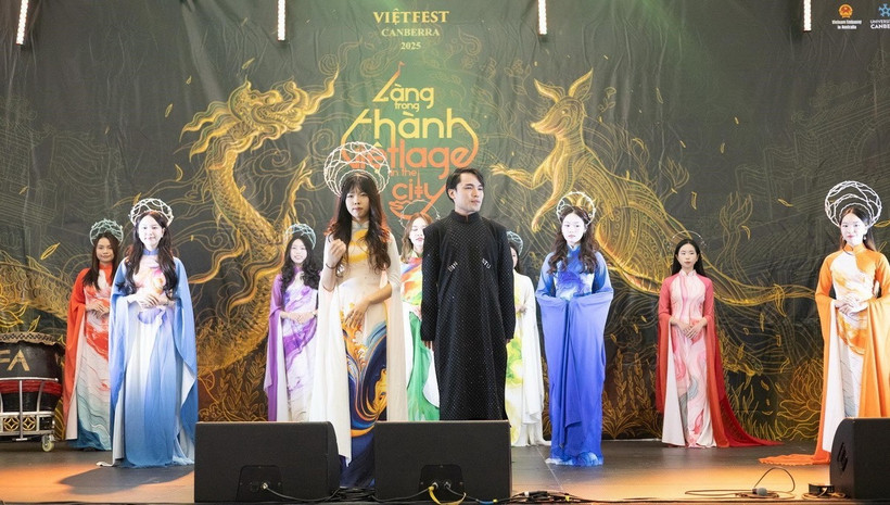 Sinh viên Việt Nam tại Australia trình diễn trang phục áo dài truyền thống. (Ảnh: Thanh Tú/TTXVN)