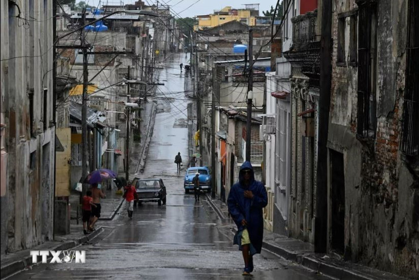 Mưa trước khi bão Melissa đổ bộ tại Santiago de Cuba, Cuba ngày 28/10/2025. (Nguồn: REUTERS/TTXVN)