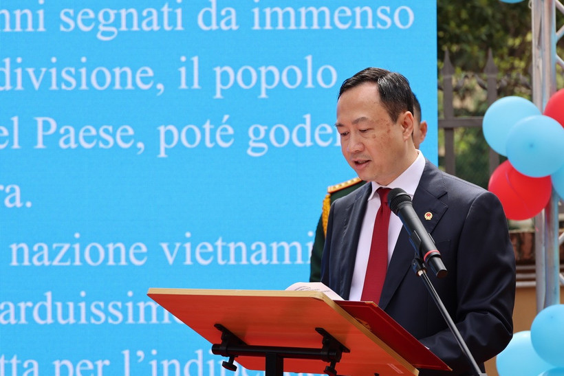 Đại sứ Việt Nam tại Italy Dương Hải Hưng phát biểu khai mạc lễ kỷ niệm. (Ảnh: Dương Hoa/TTXVN)