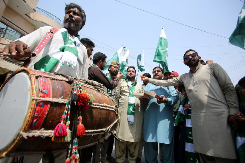 Người dân tại Multan, Pakistan vui mừng sau khi nước này và Ấn Độ đạt thỏa thuận ngừng bắn toàn diện, ngày 10/5/2025. (Ảnh: THX/TTXVN)