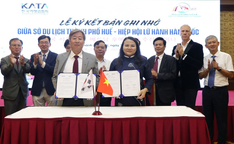 Sở Du lịch thành phố Huế ký kết bản ghi nhớ hợp tác với Hiệp hội Lữ hành Hàn Quốc. (Ảnh: Mai Trang/TTXVN)