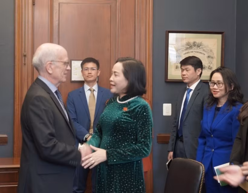 Phó Chủ tịch Quốc hội Nguyễn Thị Thanh và Thượng nghị sỹ Peter Welch. (Ảnh: Đoàn Hùng/TTXVN)