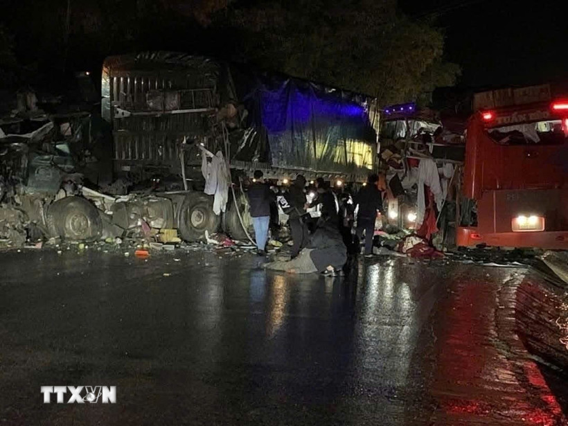 Khoảng 23 giờ 20 phút, ngày 21/2/2025, tại km 235 + 100, Quốc lộ 6, thuộc địa phận xã Sặp Vạt, huyện Yên Châu, tỉnh Sơn La xảy ra vụ tại nạn giao thông đặc biệt nghiêm trọng. Xe ôtô khách mang BKS 26F - 009.08 di chuyển theo hướng từ Sơn La đi Hà Nội đến địa điểm trên xảy ra va chạm với xe đầu kéo BKS 36C - 095.93 di chuyển theo hướng ngược lại. Hậu quả, 6 người tử vong tại chỗ và 8 người bị thương. (Ảnh: TTXVN phát)