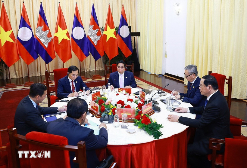 Thủ tướng ba nước Việt Nam-Lào-Campuchia họp triển khai Kết luận Cuộc gặp giữa ba Người đứng đầu ba Đảng. (Ảnh: Dương Giang/TTXVN)
