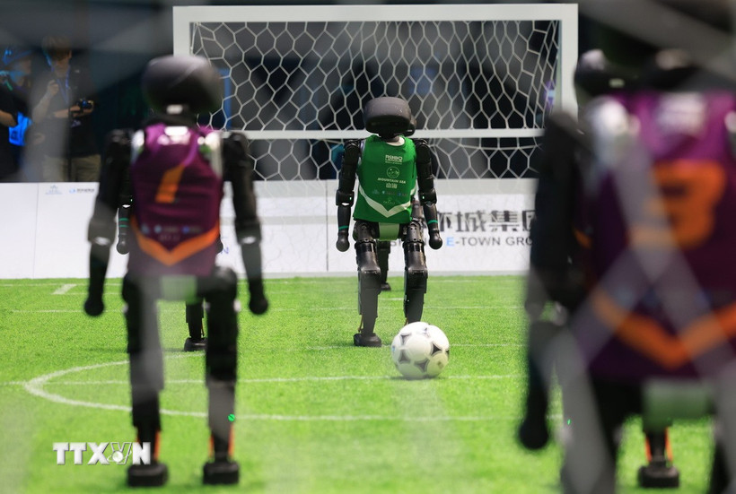 Robot AI thi đấu bóng đá tại Bắc Kinh, Trung Quốc. (Ảnh: THX/TTXVN)