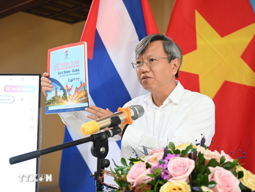 Đại sứ Việt Nam tại Cuba Lê Quang Long giới thiệu với bạn bè Cuba ấn phẩm đặc biệt “Việt Nam-Cuba: 65 năm tình anh em.” (Ảnh: Việt Hùng/TTXVN)