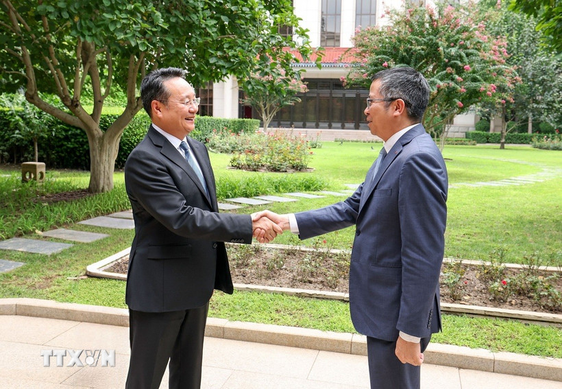 Đại sứ Việt Nam tại Trung Quốc Phạm Thanh Bình (phải) hội kiến với Phó Trưởng ban Tuyên truyền Trung ương Đảng Cộng sản Trung Quốc Vương Cương. (Nguồn: TTXVN phát)