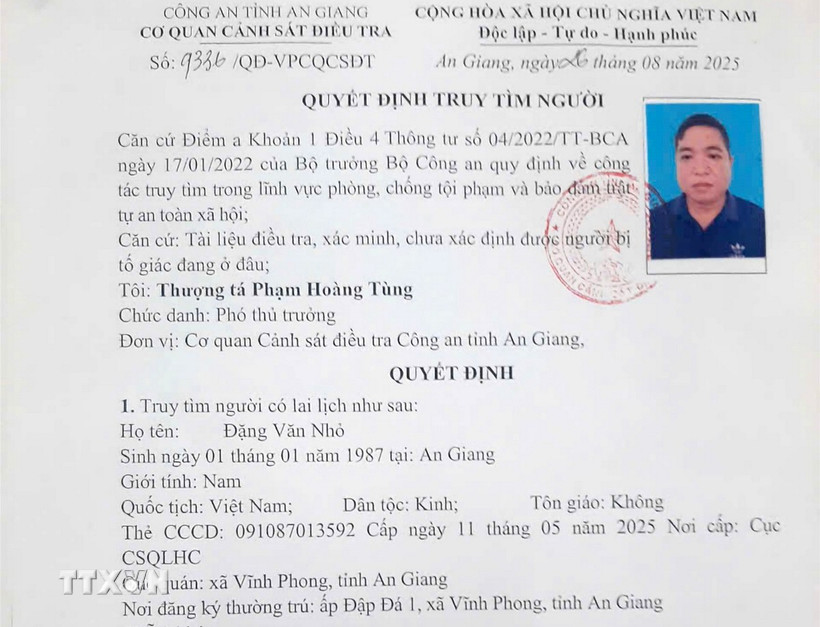 Quyết định của Cơ quan Cảnh sát điều tra Công an tỉnh An Giang truy tìm Đặng Văn Nhỏ. (Nguồn: TTXVN phát)