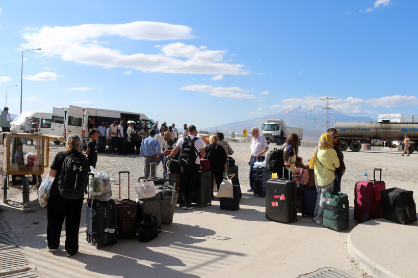 Người dân Iran tại cửa khẩu biên giới Gurbulak ở Agri, Thổ Nhĩ Kỳ, ngày 18/6/2025. (Ảnh: THX/TTXVN)