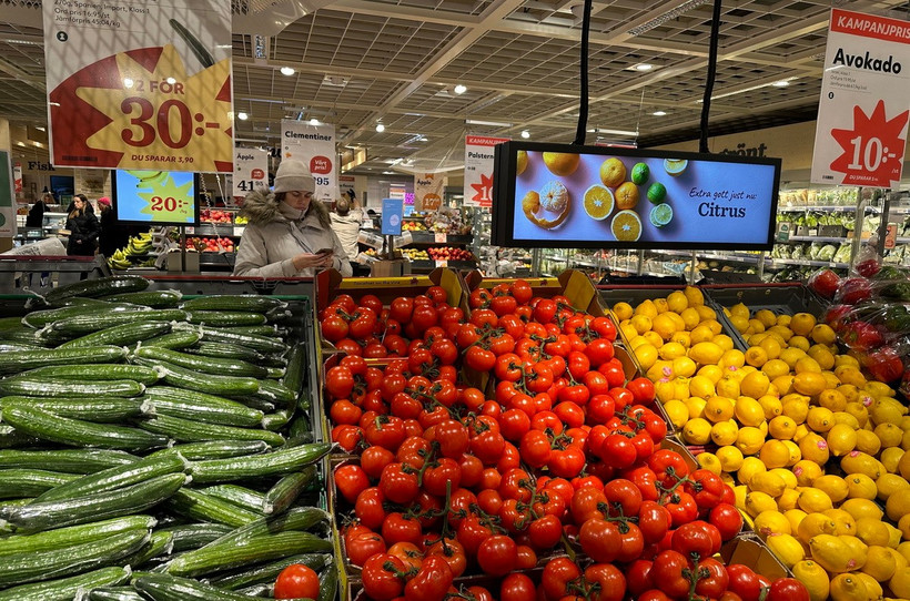 Người dân mua hàng tại siêu thị ở Stockholm, Thụy Điển. (Ảnh: THX/TTXVN)