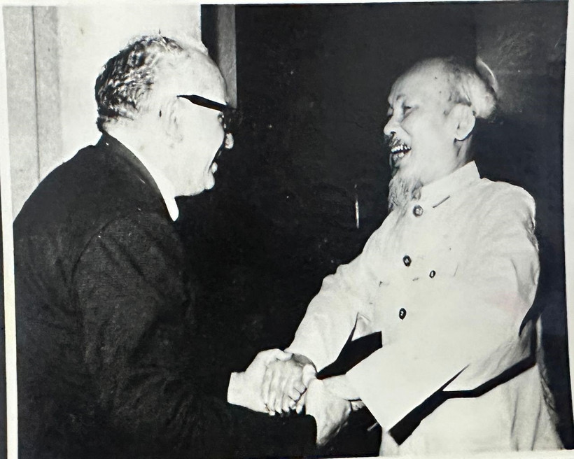 Ủy viên Bộ Chính trị Đảng Cộng sản Venezuela (PCV) Eduardo Gallegos trong một lần gặp Chủ tịch Hồ Chí Minh tại Thủ đô Hà Nội, tháng 9/1964. (Ảnh: Gia đình nhân vật cung cấp/TTXVN phát)