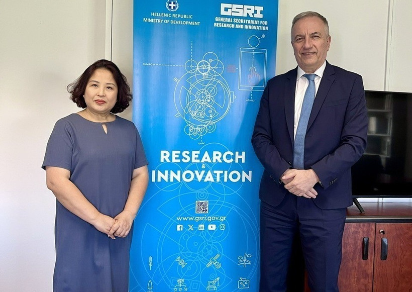 Đại sứ Phạm Thị Thu Hương và ông Stavros Kalafatis, Thứ trưởng phụ trách Nghiên cứu và Đổi mới Sáng tạo của Bộ Phát triển Hy Lạp. (Ảnh: TTXVN phát)