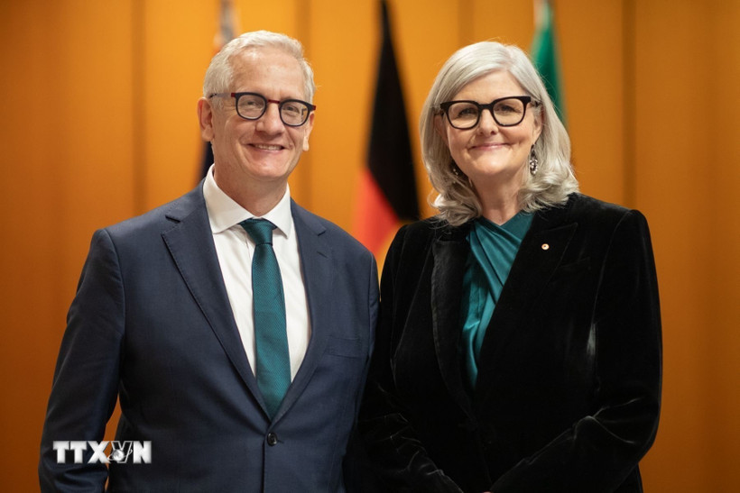 Toàn quyền Australia Sam Mostyn và Phu quân. (Nguồn: TTXVN phát)