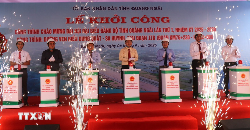 Đại diện lãnh đạo tỉnh thực hiện nghi thức bấm nút khởi công dự án. (Ảnh: Đinh Hương/TTXVN)