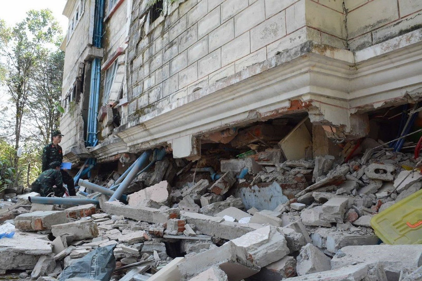 Lực lượng cứu hộ tiếp cận hiện trường khu vực dân cư bị ảnh hưởng bởi động đất ở thủ đô Nay Pyi Taw. (Ảnh: TTXVN phát)