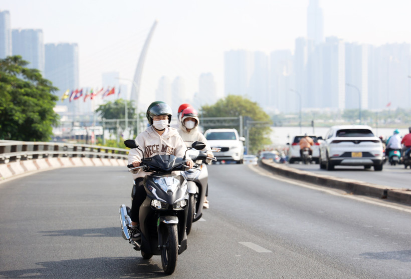 Người dân di chuyển trên một tuyến đường ở Thành phố Hồ Chí Minh. (Ảnh: Hồng Đạt/TTXVN)