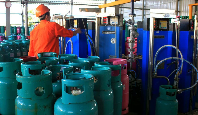 Chiết nạp gas. (Ảnh: Đỗ Phương Anh/TTXVN)
