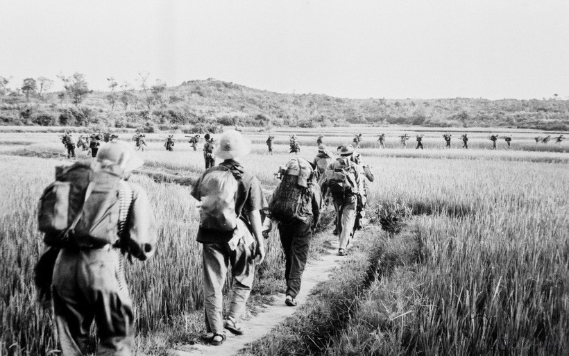 Bộ đội ta hành quân ra trận. (Ảnh: Thanh Tụng/TTXVN)