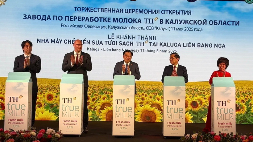 Lãnh đạo Việt Nam, Liên bang Nga, đại diện doanh nghiệp nhấn nút khởi động Nhà máy chế biến sữa tươi sạch TH. (Ảnh: Tâm Hằng/TTXVN)