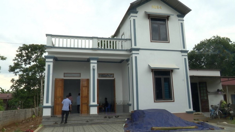 Anh Nguyễn Hữu Tường, thôn Định Tường, xã Thạch Định, huyện Thạch Thành được hỗ trợ 80 triệu đồng xây nhà mới, hiện có chỗ ở ổn định, tập trung phát triển kinh tế hộ gia đình. (Ảnh: Nguyễn Nam/TTXVN)