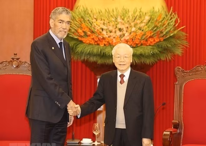 Tổng Bí thư Nguyễn Phú Trọng tiếp ông José Miguel Mejía Abreu, Tổng Bí thư Đảng Phong trào Cánh tả Thống nhất (MIU) Cộng hòa Dominicana trong chuyến thăm Việt Nam, ngày 21/2/2023. (Ảnh: Trí Dũng/TTXVN)