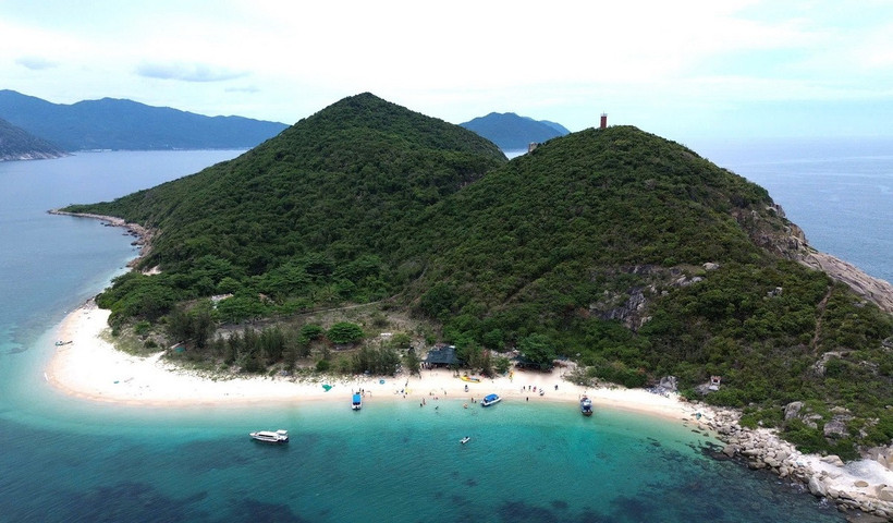 Hòn Nưa thuộc khu vực vịnh Vũng Rô (thị xã Đông Hòa) có nhiều tiềm năng phát triển du lịch. (Ảnh: Tường Quân/TTXVN)