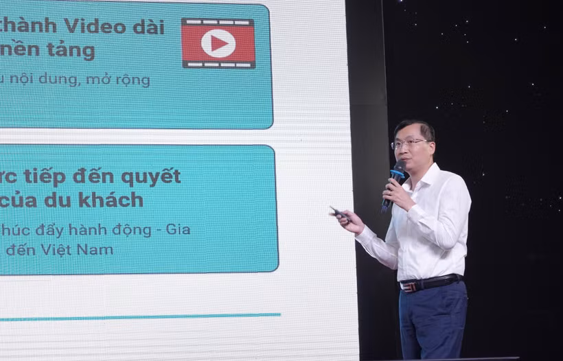 Ông Trần Tiến Duẩn, Tổng Biên tập Báo Điện tử VietnamPlus (TTXVN) trình bày tham luận “Dữ liệu số và báo chí đa ngôn ngữ trong quảng bá du lịch Việt Nam." (Ảnh: Thanh Thủy/TTXVN)