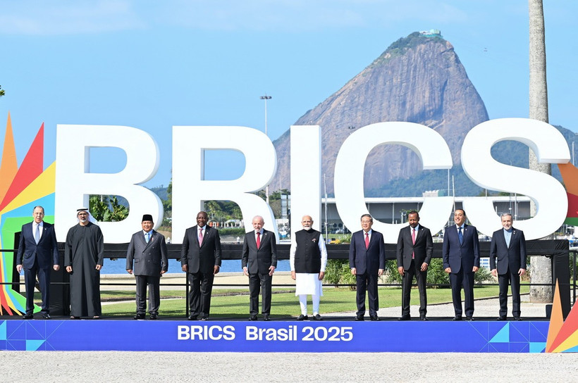 Đại diện các nước BRICS chụp ảnh chung tại Hội nghị thượng đỉnh BRICS ở Rio de Janeiro, Brazil, ngày 6/7/2025. (Ảnh: THX/TTXVN)