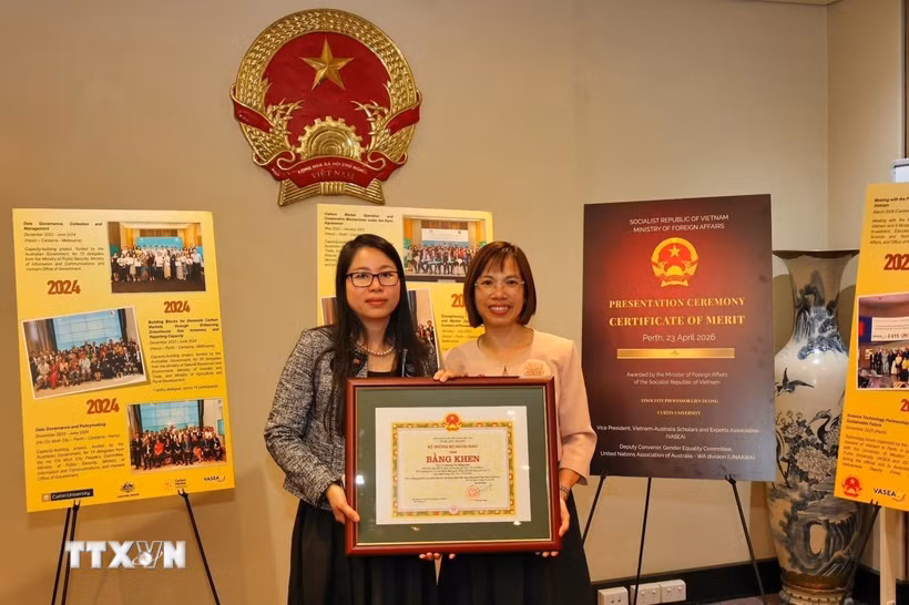 Trao tặng Bằng khen của Bộ trưởng Bộ Ngoại giao Việt Nam cho Phó Giáo sư, Tiến sỹ Dương Thị Hồng Liên, hiện làm việc tại Đại học Curtin (bang Tây Australia). (Ảnh: Thanh Tú/TTXVN)
