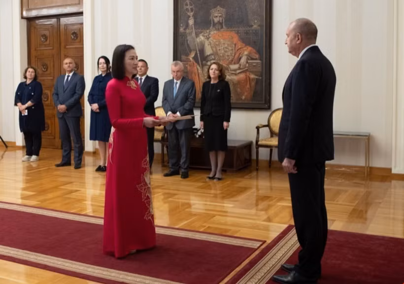 Đại sứ Việt Nam tại Bulgaria trình thư ủy nhiệm lên Tổng thống Bulgaria Rumen Radev. (Ảnh: Việt Thắng/TTXVN)