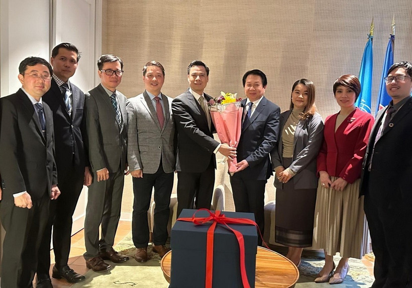 Đại sứ Đặng Hoàng Giang dẫn đầu đoàn các cơ quan đại diện tại New York chúc mừng Đại sứ Lào Anouparb Vongnorkeo (thứ 4 từ phải sang) nhân dịp Tết cổ truyền Bunpimay. (Ảnh: TTXVN phát)