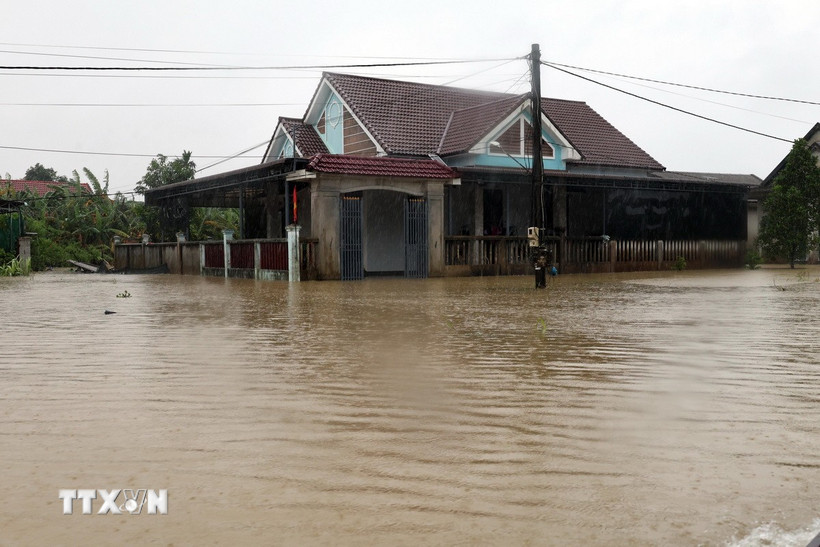 Nước lũ bủa vây nhiều khu vực ở hạ du sông Bồ, trong đó có xã Đan Điền, thành phố Huế. (Ảnh: Đỗ Trưởng/TTXVN)