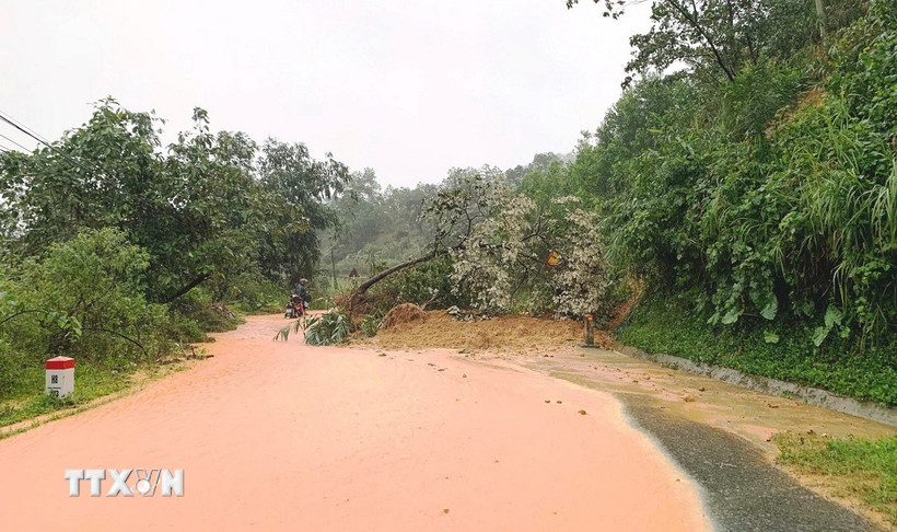 Mưa lớn gây sạt lở, ngập lụt nhiều nơi ở khu vực biên giới đất liền tỉnh Quảng Trị. (Nguồn: TTXVN phát)