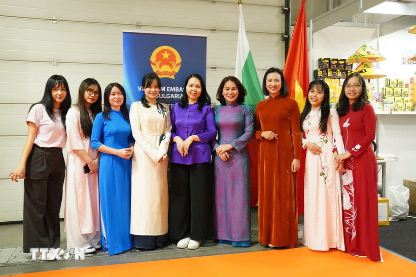 Đại sứ Việt Nam tại Bulgaria Nguyễn Minh Nguyệt (thứ 3 từ phải sang) và chị em phu nhân sứ quán chụp ảnh lưu niệm tại gian hàng Việt Nam. (Nguồn: TTXVN phát)