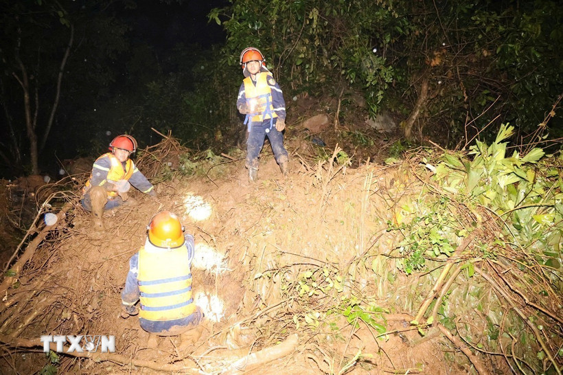 Lực lượng chức năng tìm kiếm nạn nhân còn mất tích tại khu vực đèo Khánh Sơn (xã Cam An, tỉnh Khánh Hòa). (Nguồn: TTXVN phát)